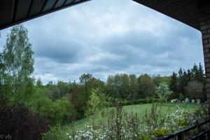 - Vistas al campo desde el jardín en Prie upes, en Kunioniai