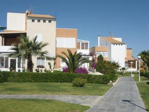 a house with palm trees and a sidewalk in front at Vera Natura Apartamento Maria in Vera