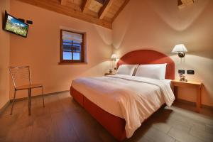 una camera da letto con un letto grande e una sedia di Chalet Matteo a Livigno