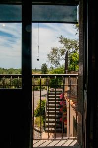 een uitzicht vanaf de deur van een veranda met trappen bij Antico Borgo Etneo Agriturismo in Calatabiano