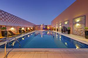 สระว่ายน้ำที่อยู่ใกล้ ๆ หรือใน Abidos Hotel Apartment Dubai Land