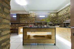 eine Küche mit einer großen Kochinsel in der Mitte in der Unterkunft Plana Hotel in Caserta