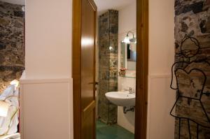 y baño con lavabo y espejo. en Antico Borgo Etneo Agriturismo en Calatabiano