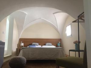 Schlafzimmer mit einem Bett mit gewölbter Decke in der Unterkunft VIA DANTE LUXURY in Matino