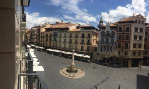 - une vue sur une rue d'une ville avec des bâtiments dans l'établissement Apartamentos Turisticos Torico Amantes, à Teruel