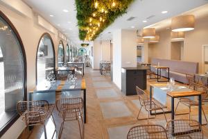 a restaurant with tables and chairs in a room at Hotel El Cobertizo in Plasencia del Monte
