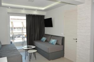 een woonkamer met een bank en een tafel bij Princess Luxury Suite in Paralia Katerinis