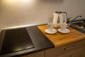a kitchen counter with two cups on a cutting board at Casa Concerie Quattro in Sulmona