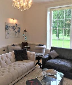 A seating area at Llwynhelig Manor