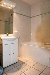 La salle de bains est pourvue d'un lavabo et d'une baignoire. dans l'établissement Résidence Florimontane, à Talloires