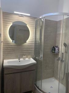A bathroom at Nikolas place