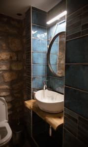 A bathroom at Nikolas place