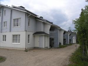Une rangée de maisons sur un chemin de terre dans l'établissement Aparthotel YlläStar, à Äkäslompolo