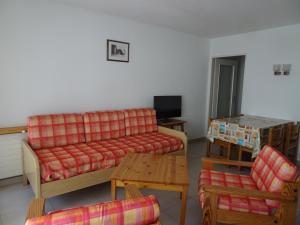 ein Wohnzimmer mit einem Sofa und einem Tisch in der Unterkunft Fortuna 216 und 116 in Leukerbad