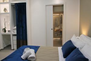 um quarto com duas toalhas sentadas numa cama em CIVITAS em Catânia
