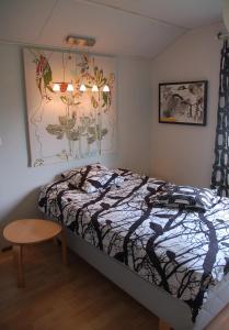 1 dormitorio con 1 cama y una foto en la pared en Garden Villa Lahti en Lahti