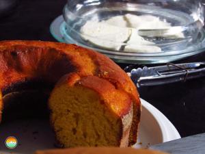 una hogaza de pan en un plato con un trozo de pastel en Buena Vista Hostel, en Ouro Preto