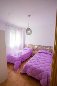 Posteľ alebo postele v izbe v ubytovaní Alojamientos Madrigal 1 y Madrigal 2 + 17 fotografií
