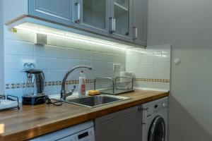 A kitchen or kitchenette at Midnight Blue