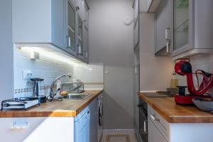 A kitchen or kitchenette at Midnight Blue