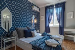 A bed or beds in a room at Midnight Blue