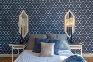 A bed or beds in a room at Midnight Blue