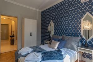 A bed or beds in a room at Midnight Blue
