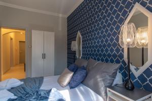 A bed or beds in a room at Midnight Blue