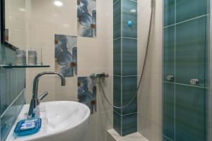 A bathroom at Midnight Blue