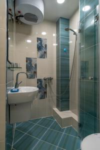A bathroom at Midnight Blue