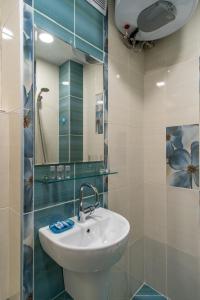 A bathroom at Midnight Blue