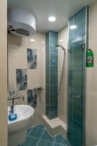 A bathroom at Midnight Blue