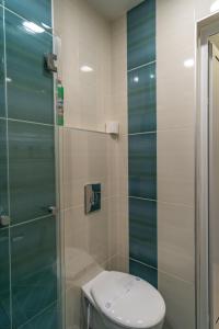 A bathroom at Midnight Blue