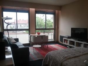 Χώρος καθιστικού στο Le Flat Victoria -Canal & Cathédrale -40m2
