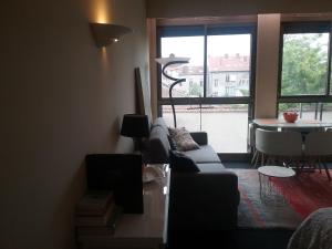 Χώρος καθιστικού στο Le Flat Victoria -Canal & Cathédrale -40m2