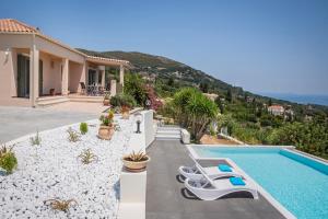 una villa con piscina y una casa en Countrystyle Villa Bonora, en Skala