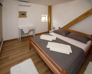 Katil atau katil-katil dalam bilik di Prenoćište Kastel