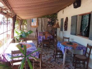 KafountineにあるCouleur Caféのテーブルと椅子、テーブルと椅子が備わる客室です。