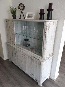 einem alten Holzschrank mit Glastür in der Unterkunft Ferienwohnung Busch in Leipzig + 33 Fotos