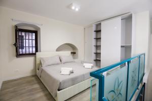 een slaapkamer met een bed en een raam bij La Stella Di Ortigia in Siracusa