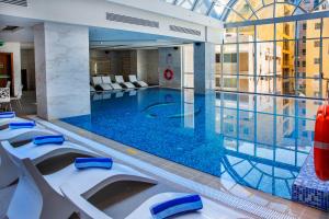 Kolam renang di atau dekat dengan Century Hotel Doha