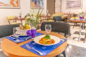 Makanan di atau berdekatan hotel