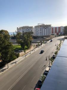 widok na ulicę miejską z samochodami na drodze w obiekcie Haut standing beach apartment w mieście Tanger