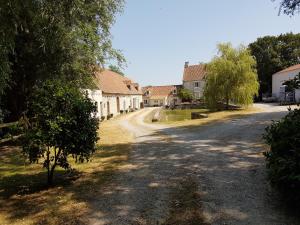 an empty road in a village with houses at La Roulotte du Haut Pinleu in Pernes-lès-Boulogne