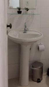 リオデジャネイロにあるCharmoso apartamento Copacabanaのバスルーム(白い洗面台、ゴミ箱付)