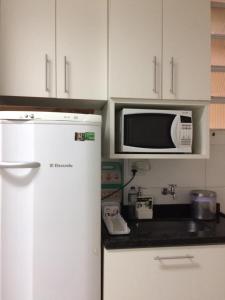 リオデジャネイロにあるCharmoso apartamento Copacabanaのキッチン(白い冷蔵庫、電子レンジ付)