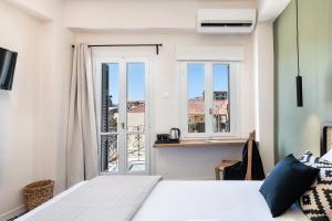 ハニア・タウンにあるArtemide city places-Cozy Roomsのベッドと街の景色が見える寝室