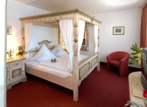 Postel nebo postele na pokoji v ubytování Hotel-Gasthof Zum Weyssen Rössle + 37 fotografií