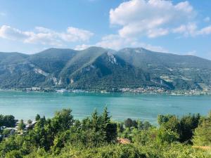 - une vue sur un lac avec des montagnes en arrière-plan dans l'établissement Casitamia b&b, à Clusane