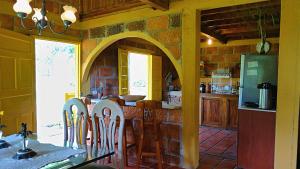 La Casa Del Sol في خاردين: مطبخ مع طاولة وكراسي في غرفة